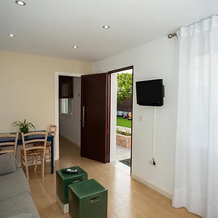 Tharsis Bed & Breakfast *